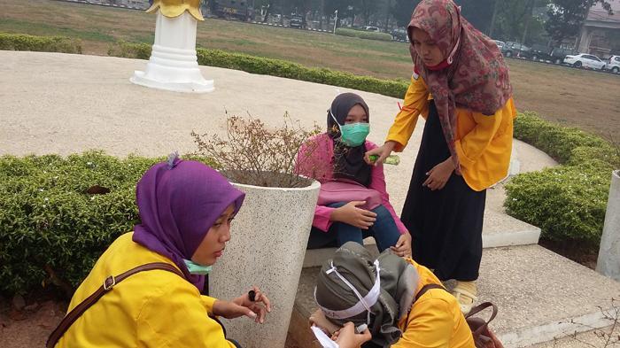 Puluhan Mahasiswi Nyaris Pingsan saat Demo Tolak Kabut Asap