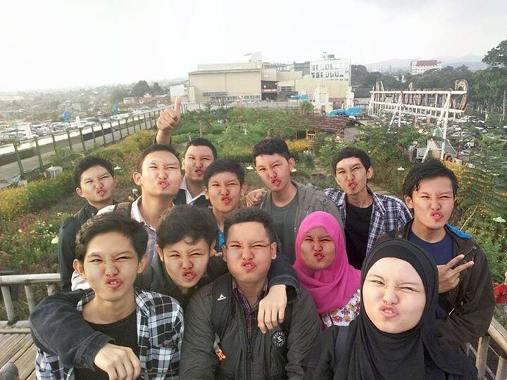 &#91;NGAKAK&#93; pantesnya ini foto wefie judulnya apa ?