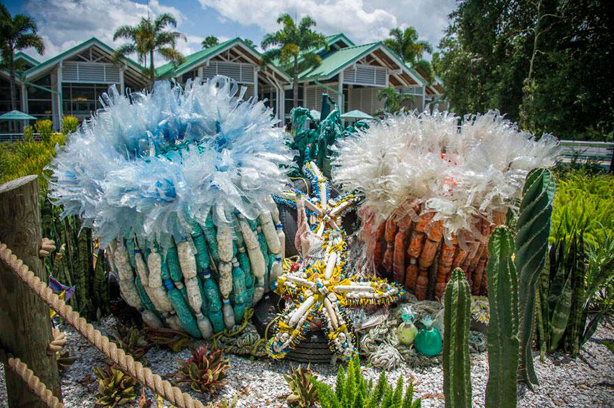 Beberapa Patung Sindiran Betapa Banyaknya Limbah Plastik Di Lautan