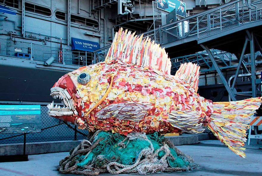 Beberapa Patung Sindiran Betapa Banyaknya Limbah Plastik Di Lautan