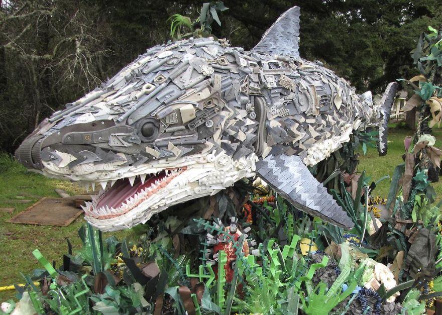 Beberapa Patung Sindiran Betapa Banyaknya Limbah Plastik Di Lautan
