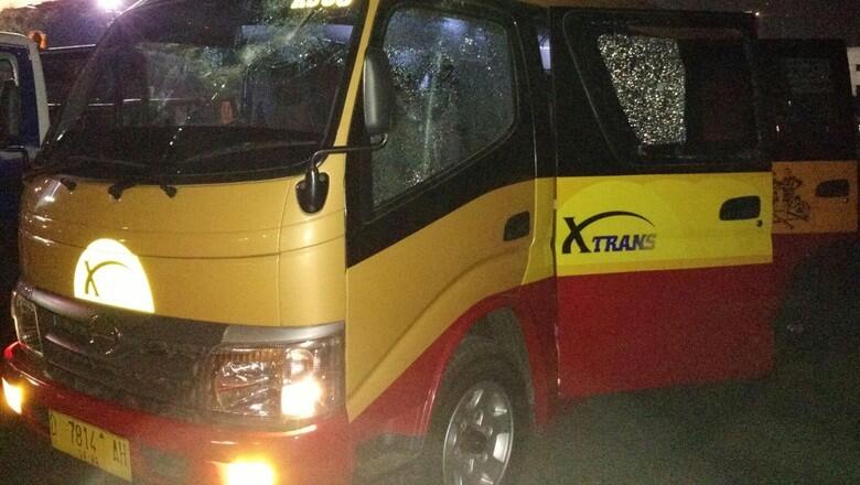 Bus - Bus dilempari batu di tol dalam kota Jakarta