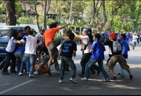 &#91;WASPADA&#93; Puluhan Pemuda Kembali Lempari Mobil, Kali Ini di Tol Jagorawi