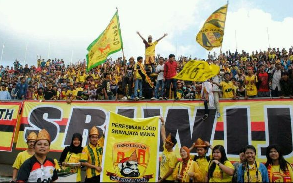 &#91;NASBUNG CINTA DAMAI&#93; Tiba di Senayan, Sriwijaya dijamu Nasi Bungkus oleh Jakmania