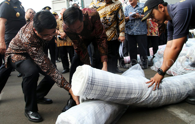 FOTO Aksi Jokowi Bongkar Penyelundupan Tekstil ilegal !!