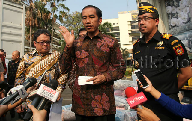 FOTO Aksi Jokowi Bongkar Penyelundupan Tekstil ilegal !!