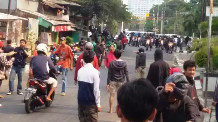 Meni Protes Anaknya Dibentak dan Dipukul Polisi