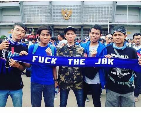 Bentangkan Syal Hina Jakmania, Dua Bobotoh Diamankan Polisi !!!