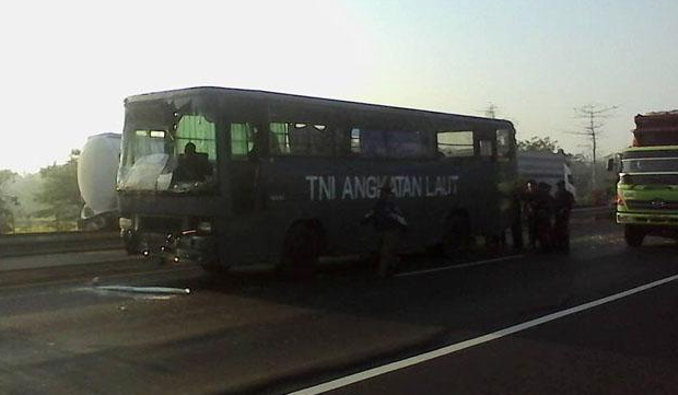 TNI AL Jadi Korban Pelemparan Batu hingga pingsan di Tol Jagorawi