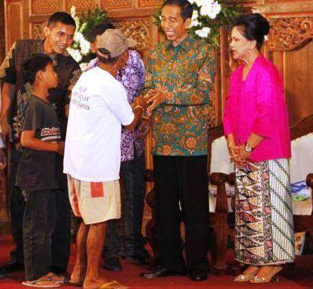 Foto Jokowi Salaman dgn Orang ini Jadi Perbincangan, Lihat Ada yang Aneh..