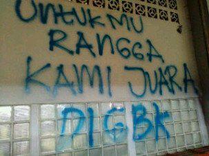 Ini Aksi Vandalisme Oleh Bobotoh, GBK Penuh Dengan CORETAN !!!