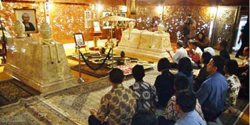 Wow Tiap Minggu, 2.000 Orang 'Antre' di Makam Soeharto !!
