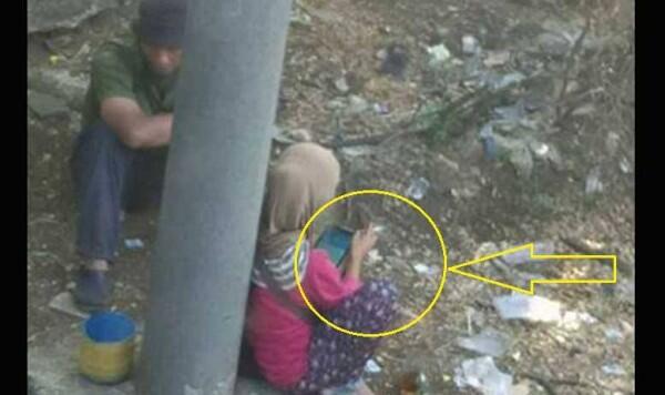 ( Heboh ) Pengemis Wanita ini Kepergok Merokok sambil Main Henpun Pintar