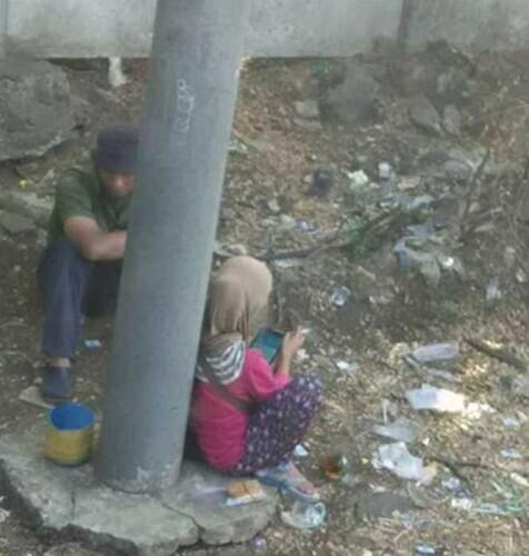 ( Heboh ) Pengemis Wanita ini Kepergok Merokok sambil Main Henpun Pintar