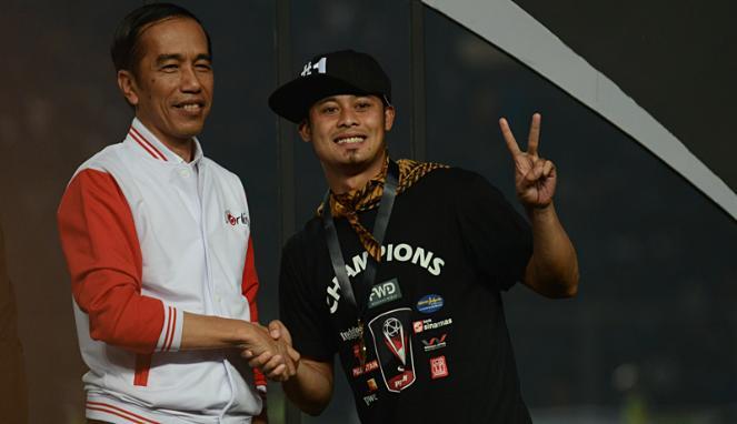 Jokowi Serahkan &quot;Throphy&quot; Piala Presiden 2015 ke Persib Bandung