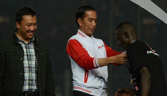 Jokowi Serahkan &quot;Throphy&quot; Piala Presiden 2015 ke Persib Bandung