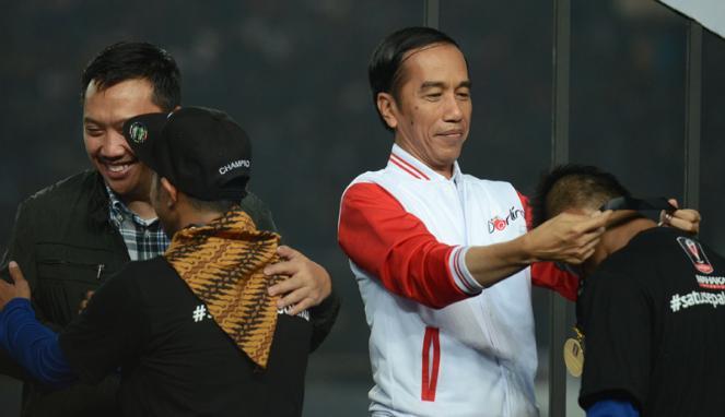 Jokowi Serahkan &quot;Throphy&quot; Piala Presiden 2015 ke Persib Bandung