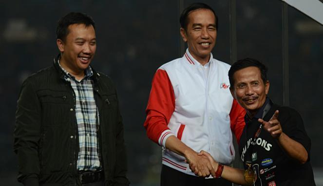 Jokowi Serahkan &quot;Throphy&quot; Piala Presiden 2015 ke Persib Bandung