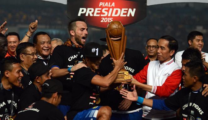 Jokowi Serahkan &quot;Throphy&quot; Piala Presiden 2015 ke Persib Bandung