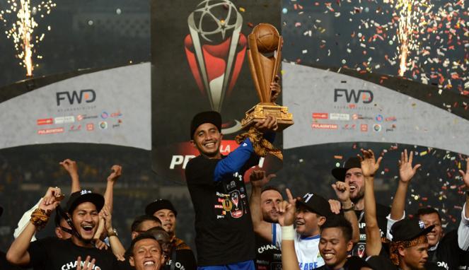 Jokowi Serahkan &quot;Throphy&quot; Piala Presiden 2015 ke Persib Bandung