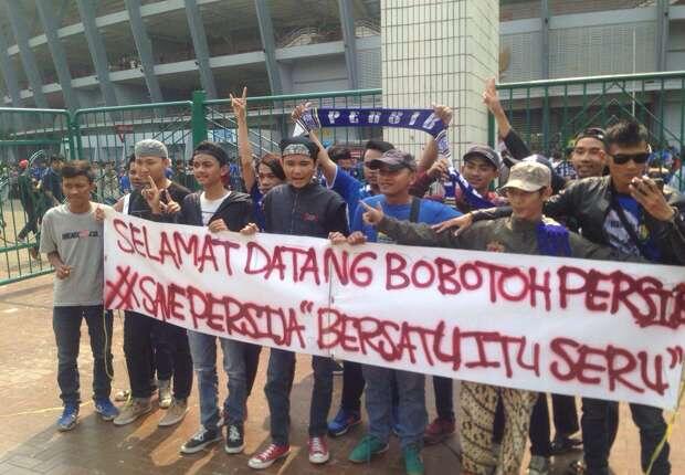 Seorang Bobotoh Bantu Sekjen The Jakmania Dengan Menjadi Tim Pembela