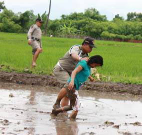 Petugas Yustisi Demak Gerebek PSK Lagi Esek-esek di Sawah !!
