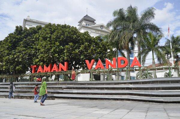 &#91;Jgn DiKlaim&#93; Yuk, Nonton Air Mancur Warna-warni yang &quot;Menari&quot; di Taman Vanda Bandung