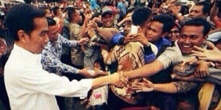 Ada yang Lucu di Foto Jokowi ini, Apa Coba ??