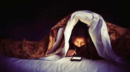 8 Bahaya Main Smartphone Sampai Larut Malam!