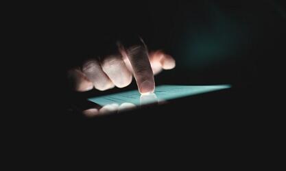 8 Bahaya Main Smartphone Sampai Larut Malam!