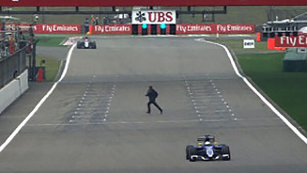 Para Penyusup di Arena Formula 1