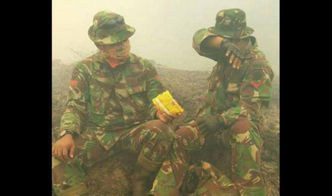 Dua Orang TNI Ini Tuai Simpati. Sedang Apa?