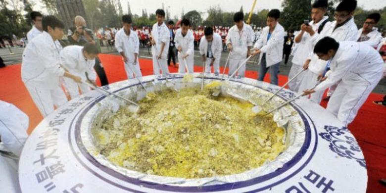 &#91;PARAHH!!&#93; Guinness World Batalkan Rekor Nasi Goreng 4,2 Ton di China