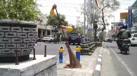 Petugas Kebersihan tanpa badan di jogja