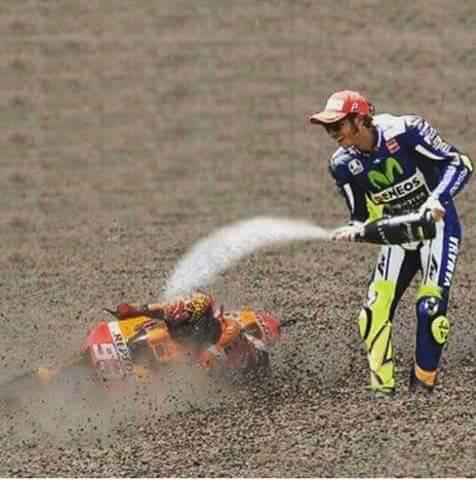 Insiden Rossi Vs Marquez Dinikmati Aja, Gan !
