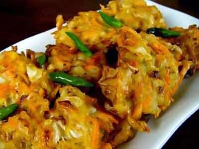 ekspresi orang Bule ketika makan gorengan Bakwan dan kerupuk
