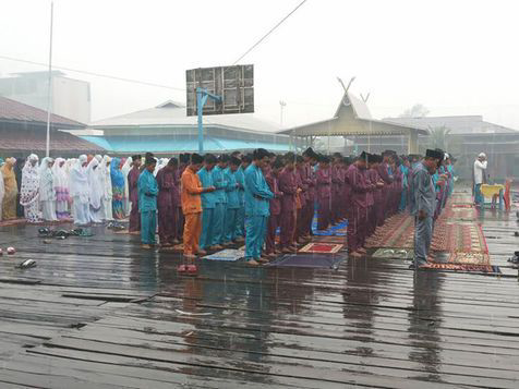 Hujan Pun Turun Saat Pelajar SMA di Riau Gelar Salat Minta Hujan