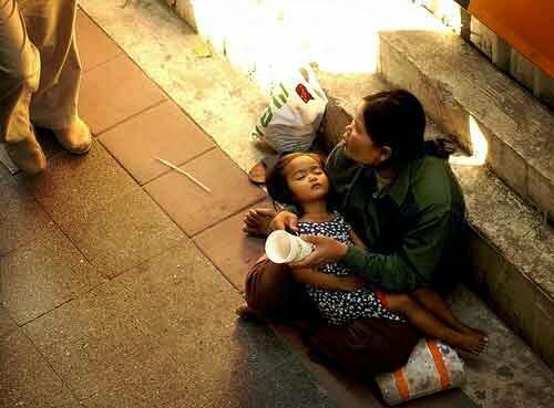 Oh ... ini gans.. alasanya anak pengemis itu selalu tertidur .. huft