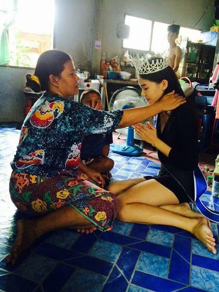 RATU KECANTIKAN INI TAK MALU CIUM KAKI IBUNYA MESKI BERSETATUS SEBAGAI PEMULUNG