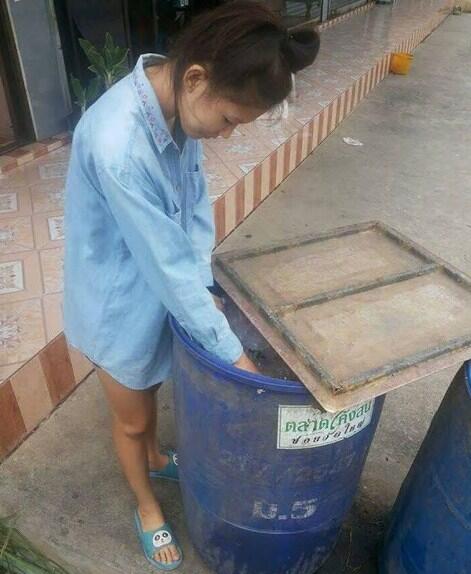 RATU KECANTIKAN INI TAK MALU CIUM KAKI IBUNYA MESKI BERSETATUS SEBAGAI PEMULUNG