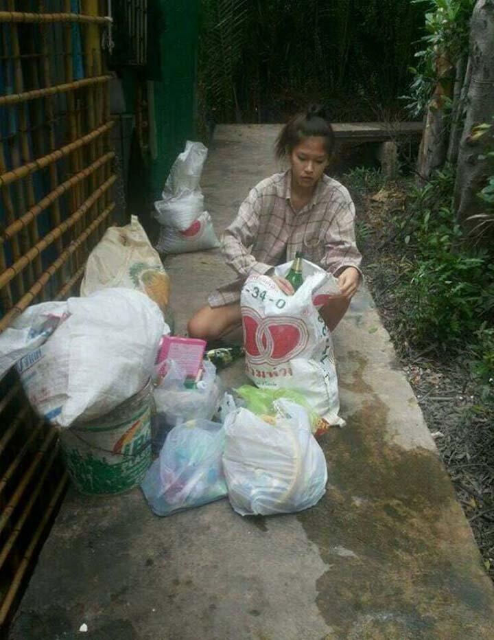 RATU KECANTIKAN INI TAK MALU CIUM KAKI IBUNYA MESKI BERSETATUS SEBAGAI PEMULUNG