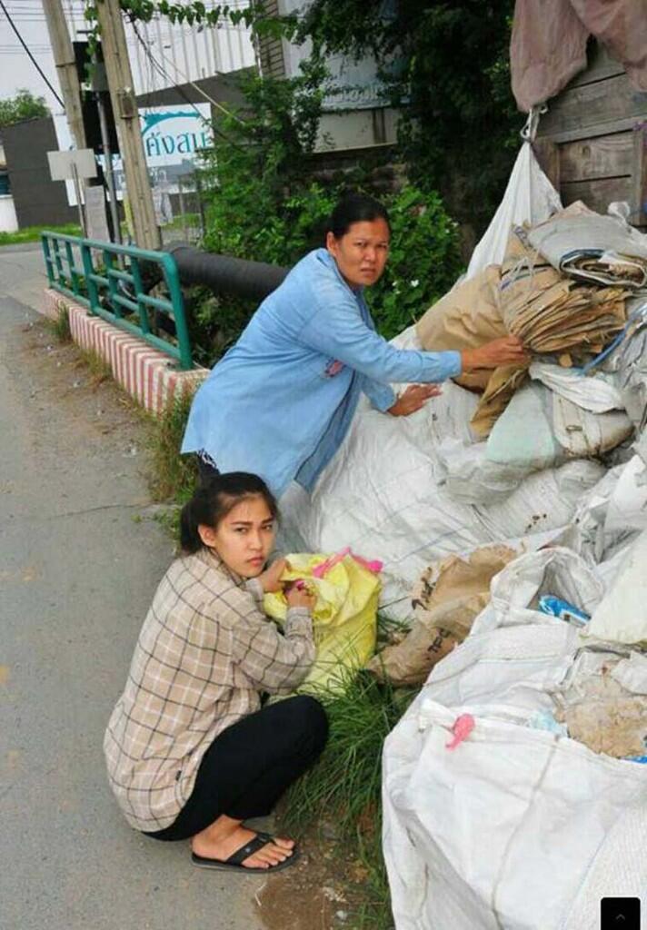 RATU KECANTIKAN INI TAK MALU CIUM KAKI IBUNYA MESKI BERSETATUS SEBAGAI PEMULUNG