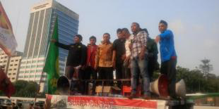 Orasi Tak Ingin Jokowi Turun, Fadli Zon DISORAKI Demonstran !!