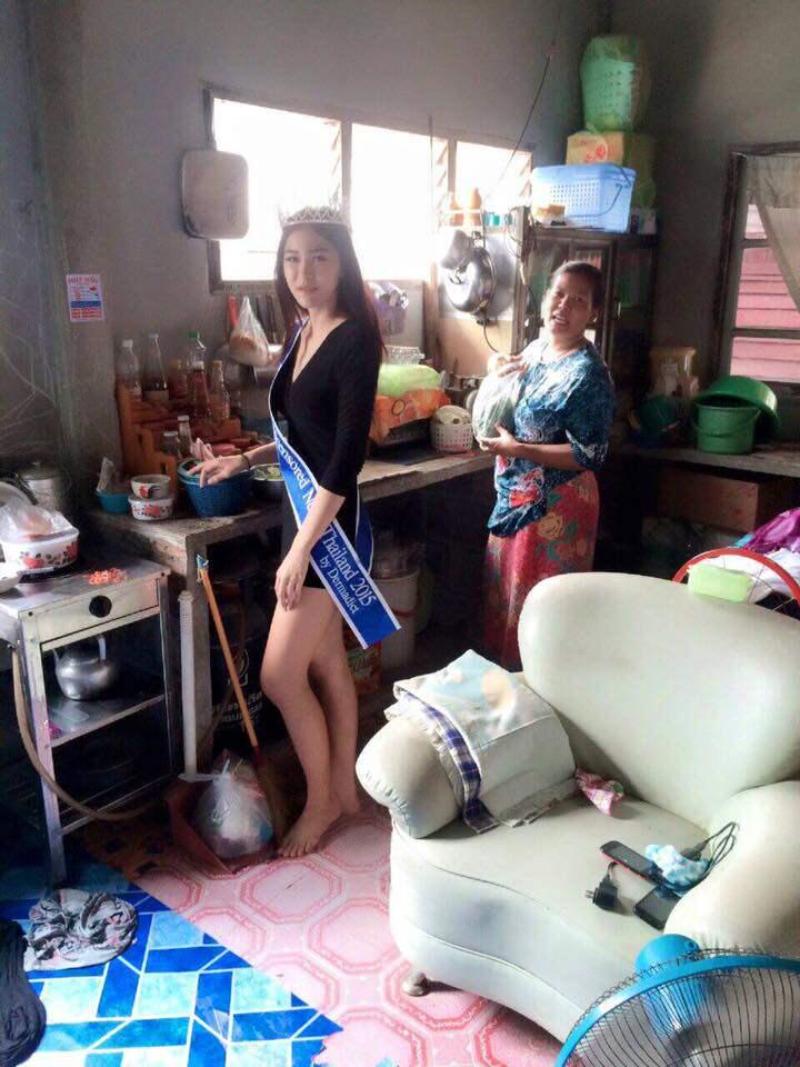Foto-foto Miss Thailand di Rumah Ibunya yang Pemulung