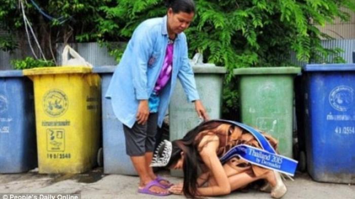 Gadis Pemenang Kontes Kecantikan Berlutut di Kaki Ibunya yang Pemulung