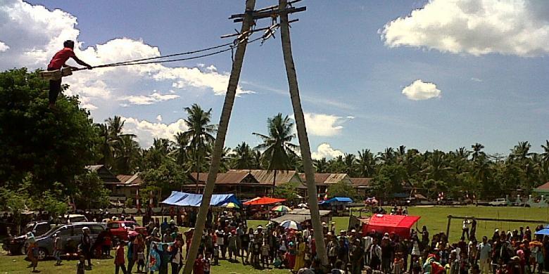 kunjungi wisata tahunan di bone sulawesi selatan yakni acara mappere/ayunan