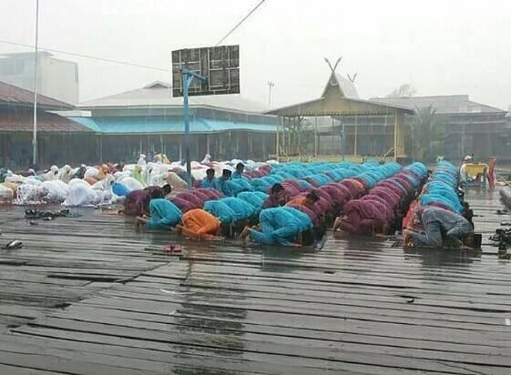 Hujan Lebat Turun Saat Sholat Istiqa