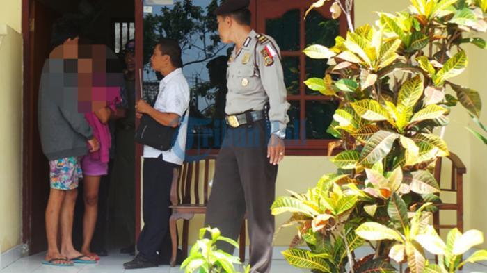Petugas Sidak Penginapan, Seorang Pemuda sedang Tidur dengan Pacarnya