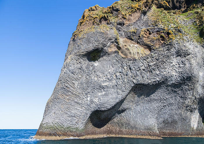 Batu Berbentuk Gajah Raksasa di Lautan