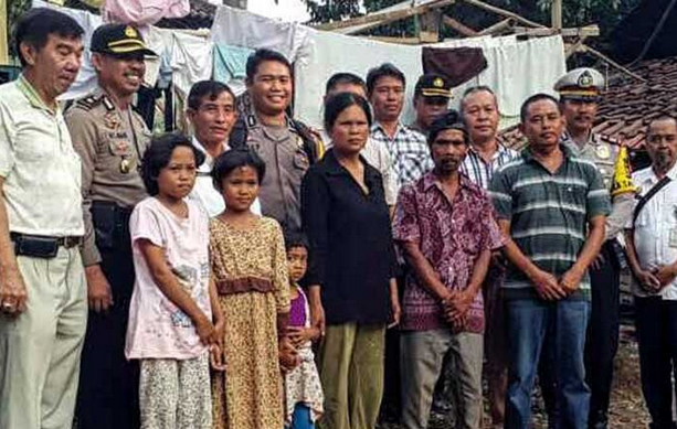 &#91;KISAH TAULADAN&#93; Kapolres ini bantu ibu masak batu karena kelaparan